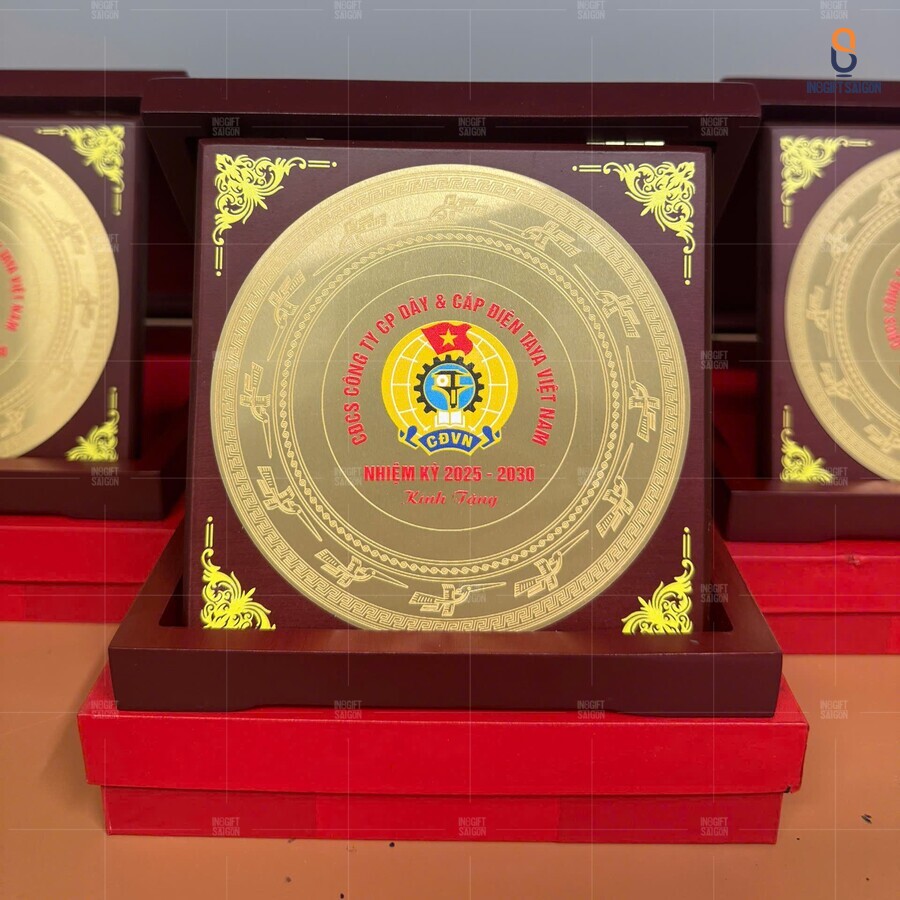 Đơn hàng quà tặng biểu trưng gỗ đồng